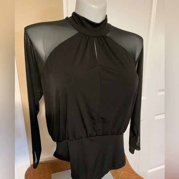 NWT BOOHOO HALTER STYLE BODYSUIT TOP. SHEER LONG SLEEVE. KEY HOLE FRONT. - Picture 9 of 11